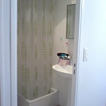 Old Town Stunning Modern 1 Bedroom Flat Sleeps 3 * نيس